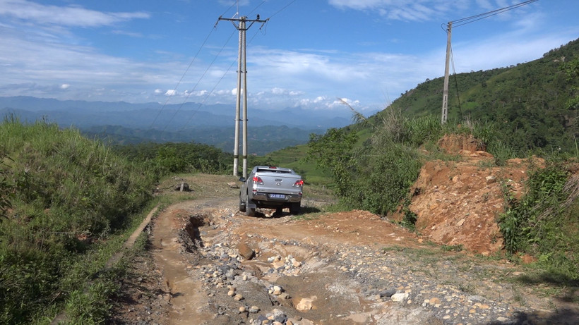 Tuyến đường giao thông lên các thôn Nậm Trà, Nậm Phảng xã Gia Phú, huyện Bảo Thắng (Lào Cai) bị hư hỏng sau mưa lũ.