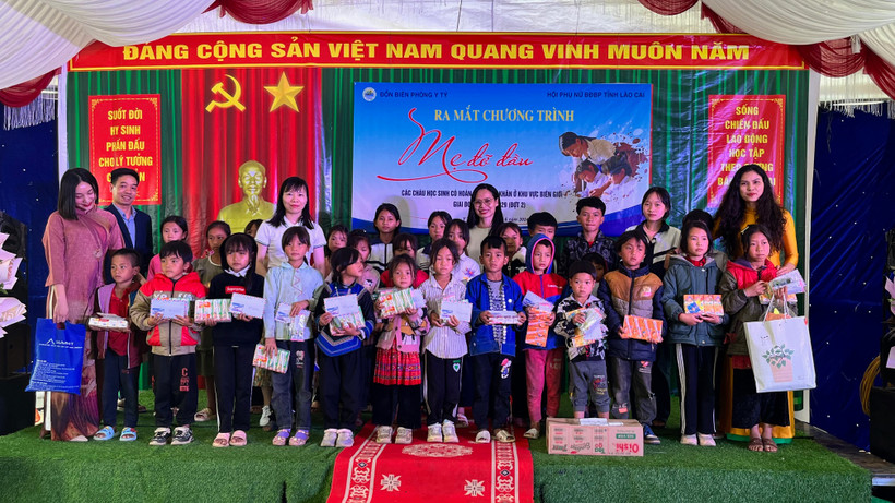 Các cháu học sinh có hoàn cảnh khó khăn được nhận "đỡ đầu" đợt này.
