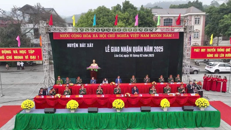 Toàn cảnh lễ giao quân sáng 15/2 tại huyện Bát Xát (Lào Cai).