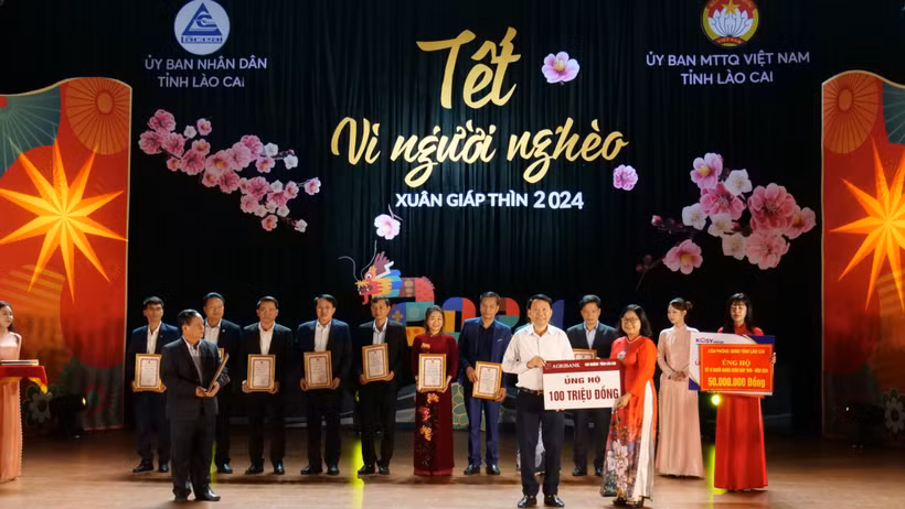 Các doanh nghiệp và nhà hảo tâm đóng góp tiền và quà ủng hộ người nghèo vui Tết Giáp Thìn 2024.