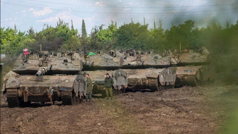 Binh sĩ và xe quân sự Israel triển khai gần biên giới phía bắc với Liban ngày 28/11/2024. (Ảnh: THX/TTXVN)