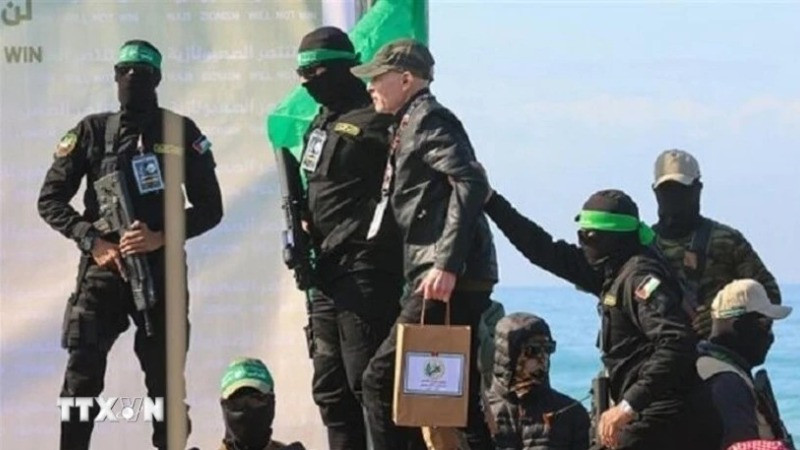 Một con tin Israel được cánh quân của phong trào Hamas trả tự do và bàn giao cho Hội Chữ Thập đỏ quốc tế tại thành phố Gaza, ngày 9/2. (Ảnh: IRNA/TTXVN)