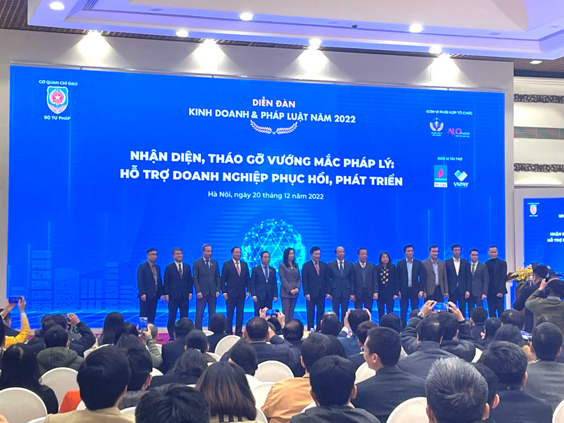Phó Thủ tướng Phạm Bình Minh cùng các diễn giả tại Diễn đàn.
