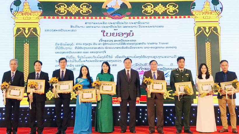 Khen thưởng các tập thể, cá nhân đã có thành tích góp phần vun đắp mối quan hệ hữu nghị giữa 3 tỉnh: Quảng Trị, Savannakhet, Salavan.