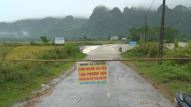 Tràn qua đường trên địa bàn xã Môn Sơn (Con Cuông) bị ngập nước.