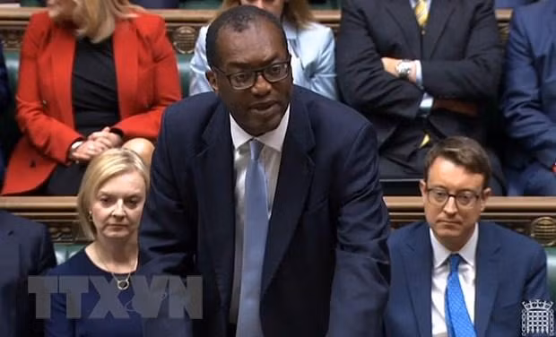 Bộ trưởng Tài chính Anh Kwasi Kwarteng (giữa) phát biểu trước Quốc hội tại London ngày 23/9. (Ảnh: AFP/TTXVN)