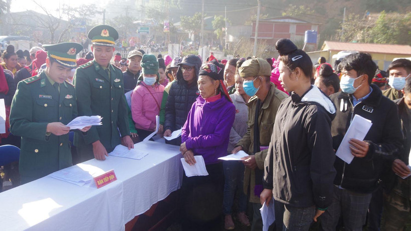 Bà con nhân dân đến thăm khám tại trung tâm xã Phiêng Pằn.