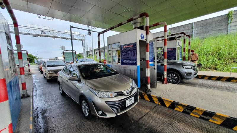 Các phương tiện qua trạm thu phí 51 lên cao tốc Thành phố Hồ Chí Minh-Long Thành-Dầu Giây.