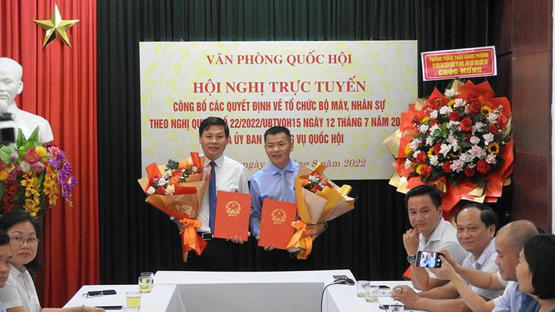 Các đồng chí lãnh đạo Cục Quản trị III-Văn phòng Quốc hội nhận quyết định bổ nhiệm.