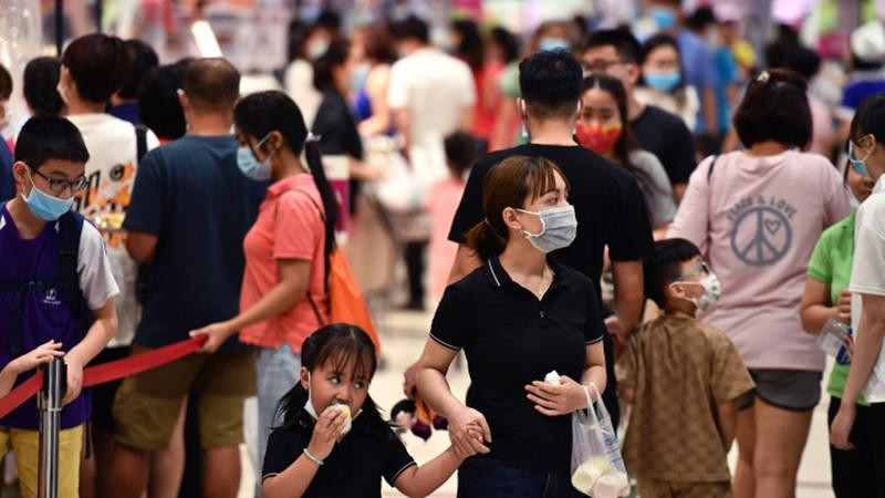 Nhiều trẻ em được cha mẹ, ông bà cho đến vui chơi, mua sắm tại các trung tâm thương mại.