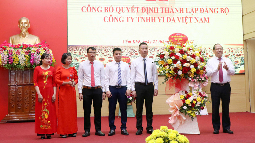 Phó Bí thư Thường trực Tỉnh ủy Phú Thọ Hoàng Công Thủy tặng hoa chúc mừng Đảng bộ Công ty trách nhiệm hữu hạn YI DA Việt Nam.