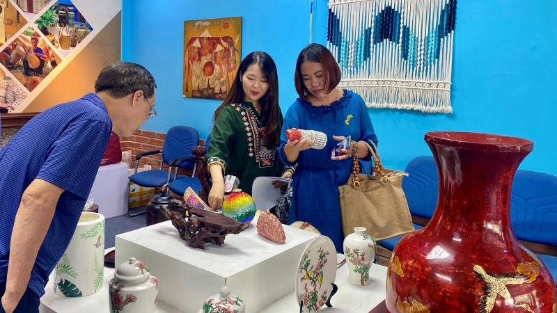 Người dân tham quan các sản phẩm thủ công mỹ nghệ đặc sắc trưng bày tại Triển lãm.