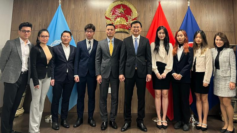 Thứ trưởng Ngoại giao Phạm Quang Hiệu và Đoàn công tác làm việc với đại diện Hội Thanh niên, Sinh viên Việt Nam tại New York.