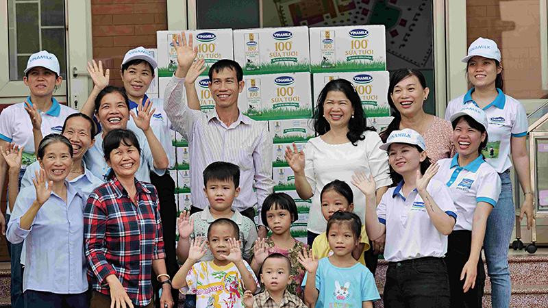 Trao tặng sữa cho các em nhỏ.