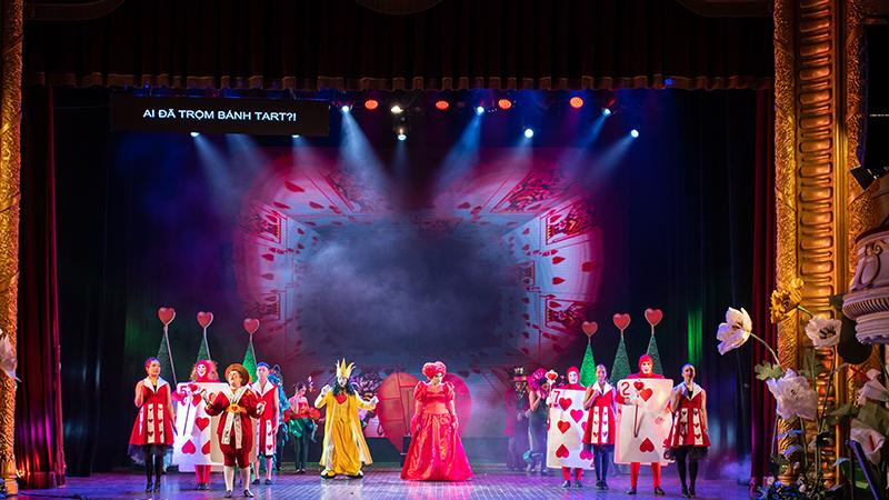 Một số hình ảnh của vở nhạc kịch “Alice in Wonderland”.
