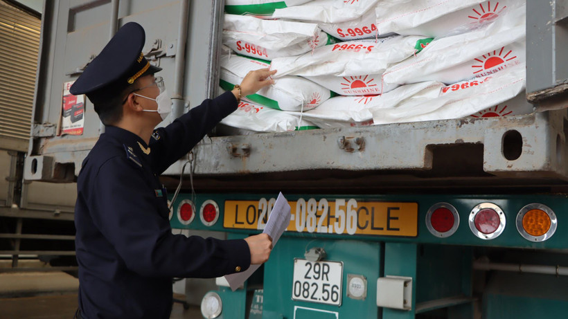 Cán bộ Hải quan Hà Tĩnh kiểm tra, giám sát hàng hóa xuất nhập cảnh theo tờ khai.