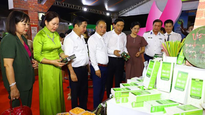 Các đại biểu tham quan các gian hàng tại hội chợ.
