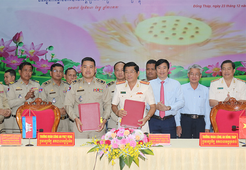 Công an tỉnh Đồng Tháp và Ty Công an tỉnh Prey Veng ký kết Kế hoạch phối hợp bảo đảm an ninh trật tự tuyến biên giới. (Ảnh: PHƯỚC THANH)