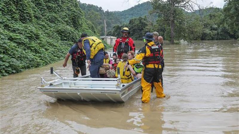 Lực lượng cứu hộ sơ tán người dân khỏi vùng ngập lụt tại Jackson, Kentucky, Mỹ. (Ảnh: AFP/TTXVN)