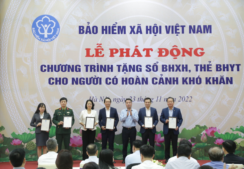 Tổng Giám đốc Nguyễn Thế Mạnh tiếp nhận sổ bảo hiểm xã hội và thẻ bảo hiểm y tế do các doanh nghiệp hỗ trợ cho người có hoàn cảnh khó khăn.