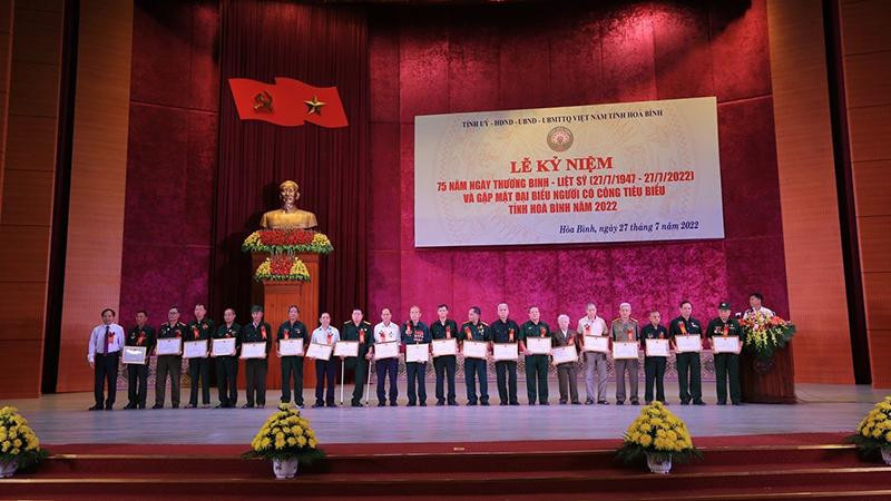 Tặng Bằng khen cho 20 đại biểu người có công đã có nhiều nỗ lực, khắc phục khó khăn, vươn lên trong cuộc sống.