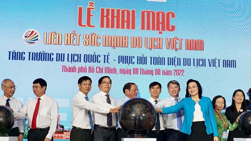 Các đại biểu thực hiện nghi thức khai mạc.