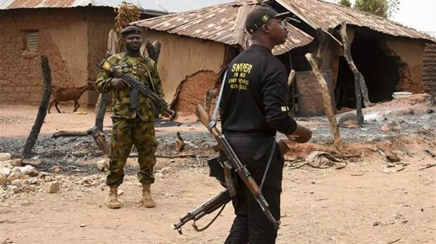 Lực lượng an ninh Nigeria gác tại làng Kukawa, bang Plateau, ngày 12/4/2022. (Ảnh: AFP/ TTXVN)