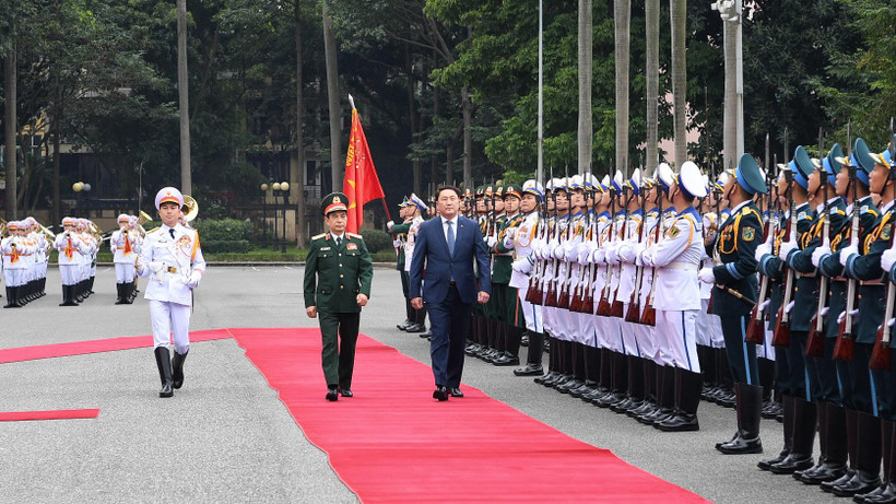 Đại tướng Phan Văn Giang, Bộ trưởng Quốc phòng cùng Ngài Saikhanbayar Gursed, Bộ trưởng Quốc phòng Mông Cổ, duyệt đội danh dự.