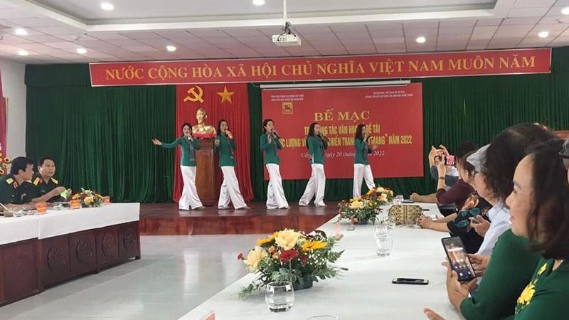 Giao lưu văn nghệ sĩ tại lễ bế mạc Trại sáng tác văn học đề tài "Lực lượng vũ trang-Chiến tranh cách mạng" năm 2022 tại Cần Thơ.