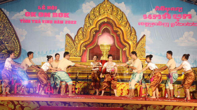 Tiết mục múa chào mừng đêm hội Ok Om Bok tỉnh Trà Vinh.