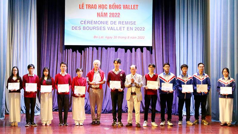 GS Patrick Aurenche và ông Đỗ Trinh Huệ, đại diện Quỹ học bổng Vallet tại Việt Nam trao học bổng tặng các học sinh, sinh viên xuất sắc năm 2022.