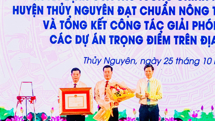 Lãnh đạo Ủy ban nhân dân thành phố Hải Phòng trao Quyết định của Thủ tướng Chính phủ công nhận huyện Thủy Nguyên đạt chuẩn nông thôn mới năm 2020.