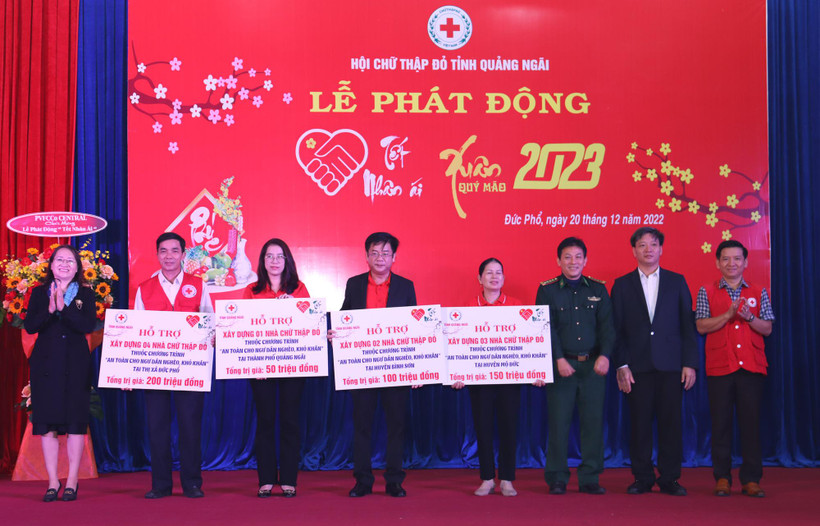 Trao bảng tượng trưng hỗ trợ xây dựng 10 “Nhà Chữ thập đỏ” cho ngư dân nghèo, khó khăn ở Quảng Ngãi.