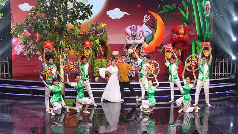 Các em thiếu niên, nhi đồng xem một tiết mục múa.