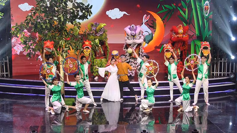 Các em thiếu niên, nhi đồng xem một tiết mục múa.