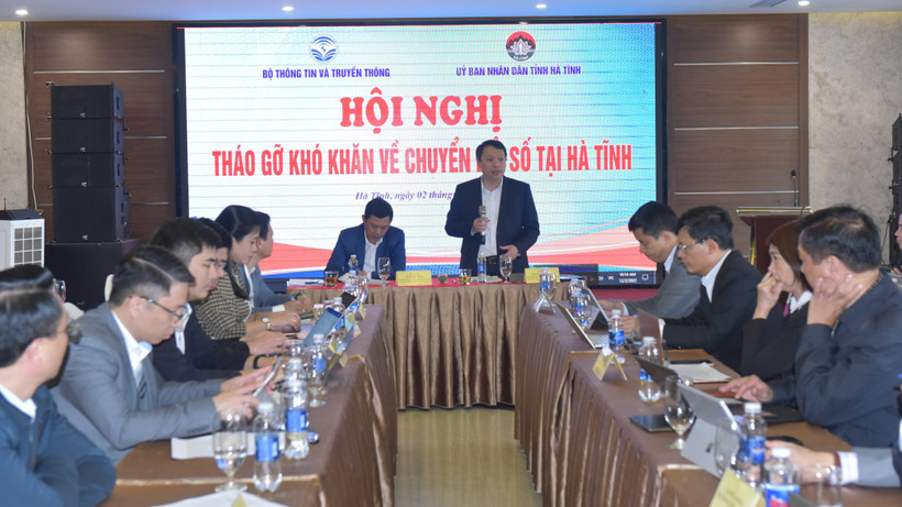 Lãnh đạo Bộ Thông tin và Truyền thông và tỉnh Hà Tĩnh chia sẻ, tháo gỡ các khó khăn liên quan đến chuyển đổi số. 
