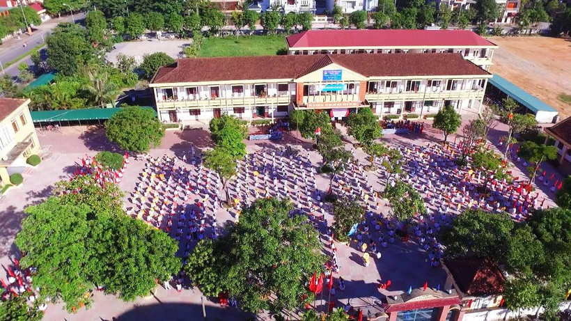 Trường Trung học cơ sở Nguyễn Du (thành phố Hà tĩnh) - một trong hai trường đầu tiên của tỉnh Hà Tĩnh được công nhận đạt chuẩn quốc gia.