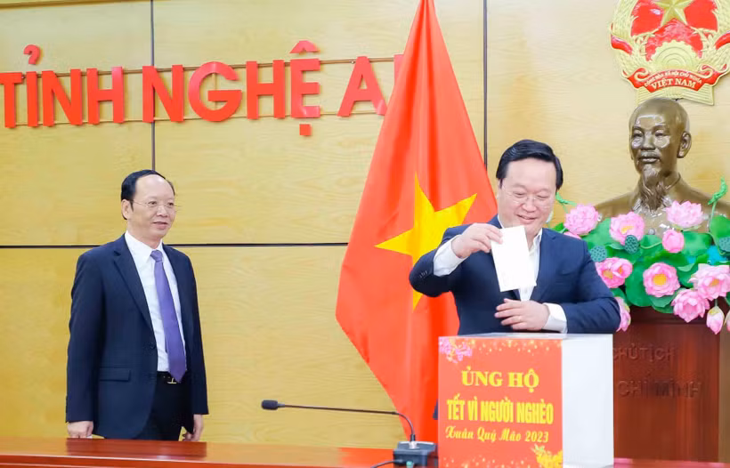 Các đại biểu ủng hộ chương trình "Tết Vì người nghèo - Quý Mão 2023".