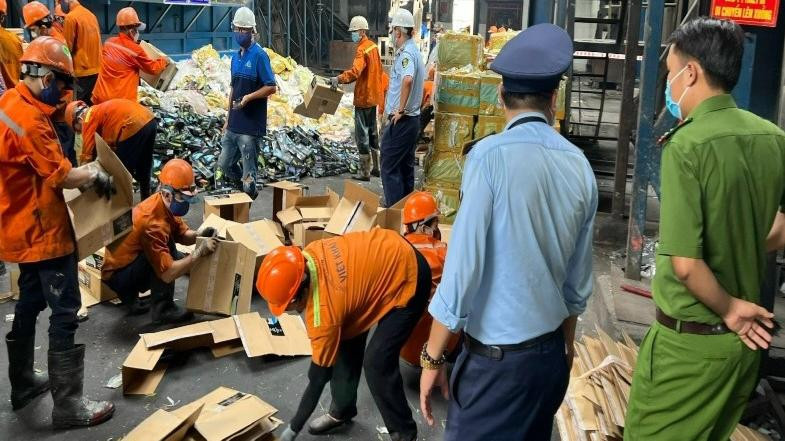 Lô hàng vi phạm được tiêu hủy tại nhà máy công ty xử lý môi trường.
