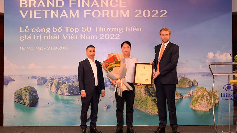 Đại diện Tập đoàn VNPT nhận giấy Chứng nhận giá trị thương hiệu.