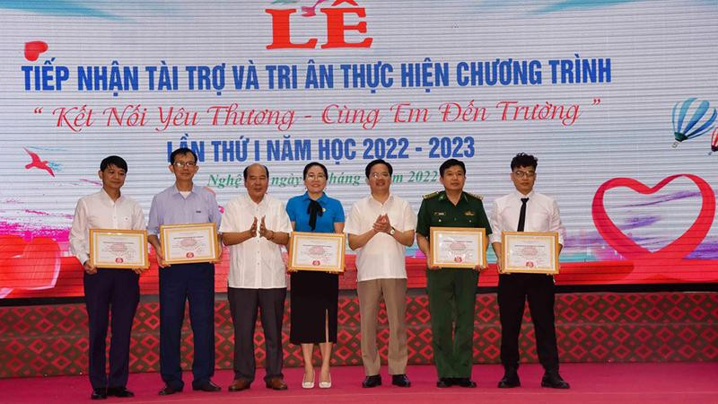 Trao danh hiệu "Sen vàng nhân ái xứ Nghệ tiêu biểu" cho các tập thể và cá nhân. (Ảnh: Thu Hương)