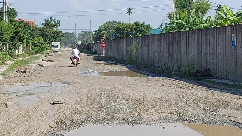 Đường tỉnh 315 thi công dang dở khiến mặt đường xuống cấp nghiêm trọng.