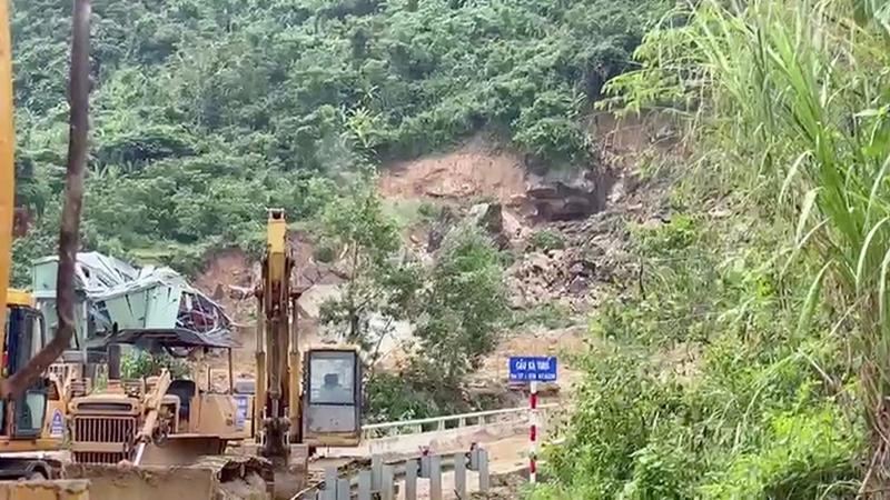 Nổ mìn phá đá trên mặt bằng Nhà máy Thủy điện Kà Tinh 1.
