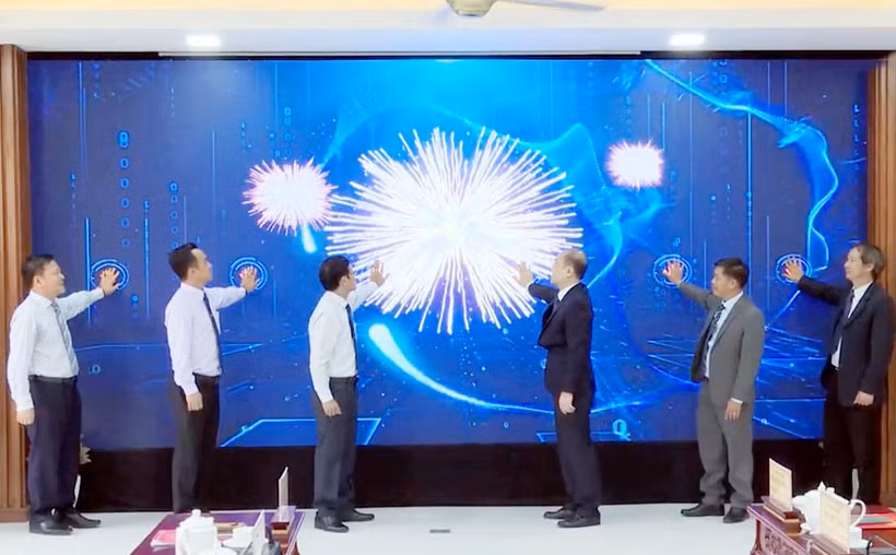 Các đại biểu thực hiện nghi thức khai trương Trung tâm IOC huyện Đạ Tẻh.