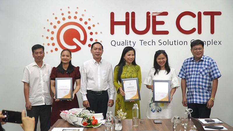 Trao tặng 3 Bộ giải pháp hỗ trợ doanh nghiệp chuyển đổi số cho doanh nghiệp trên địa bàn.