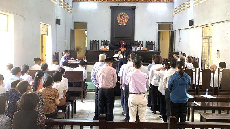 Hội đồng xét xử Tòa án nhân dân tỉnh Đắk Lắk quyết định trả hồ sơ vụ án vi phạm quy định về đấu thầu mua sắm thuốc gây hậu quả nghiêm trọng tại Sở Y tế Đắk Lắk trong giai đoạn 2014-2015 cho Viện Kiểm sát nhân dân tỉnh để điều tra bổ sung một số nội dung chưa được làm rõ trong cáo trạng.