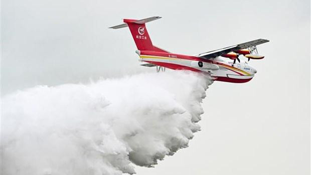 Thủy phi cơ chữa cháy AG600M thực hiện màn trình diễn tại Triển lãm Hàng không và Vũ trụ Quốc tế Trung Quốc lần thứ 14 ở Chu Hải, tỉnh Quảng Đông ngày 8/11/2022. (Ảnh: AFP/TTXVN)