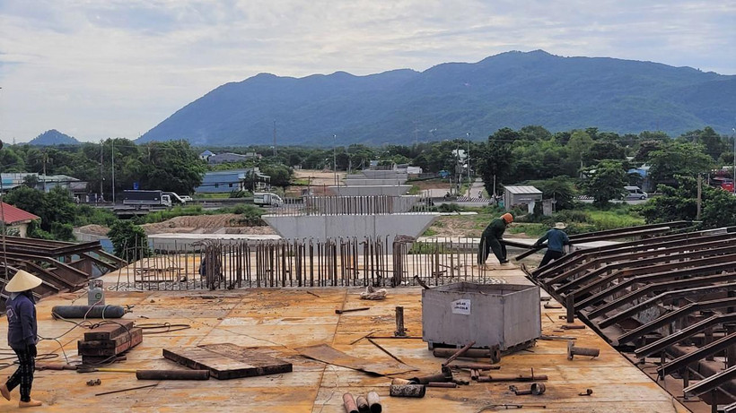 Dự án đường 991B, dù gặp nhiều khó khăn trong công tác giải phóng mặt bằng, đang được các nhà thầu tập trung thi công nhằm bảo đảm tiến độ đề ra.