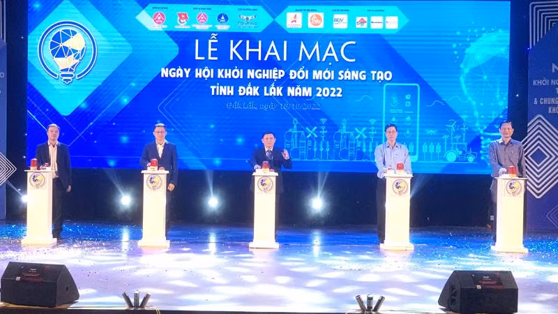 Đại diện lãnh đạo Trung tâm đổi mới sáng tạo quốc gia và Ủy ban nhân dân tỉnh Đắk Lắk ấn nút khai mạc Ngày hội Khởi nghiệp đổi mới sáng tạo tỉnh Đắk Lắk năm 2022.