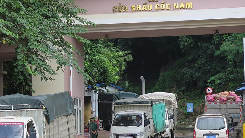 Xe chở hàng nông sản thực hiện thông quan hàng hóa qua cửa khẩu Cốc Nam, Văn Lãng, (Lạng Sơn). 